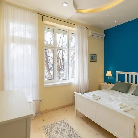 Fantastic - Two Bedroom, Two Bathroom Flat With Strategic Location Apartment *