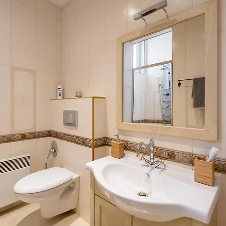 Fantastic - Two Bedroom, Two Bathroom Flat With Strategic Location Apartment *