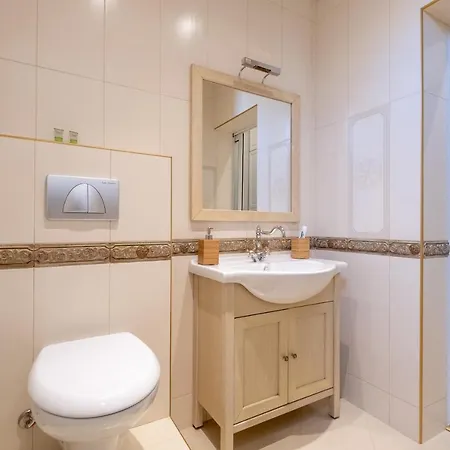 Fantastic - Two Bedroom, Two Bathroom Flat With Strategic Location