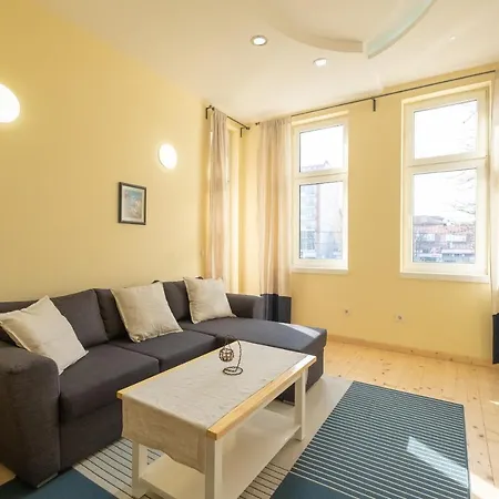Fantastic - Two Bedroom, Two Bathroom Flat With Strategic Location Apartment
