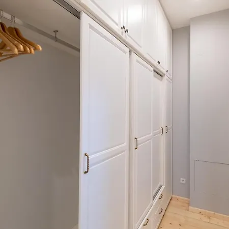 Fantastic - Two Bedroom, Two Bathroom Flat With Strategic Location Apartment *