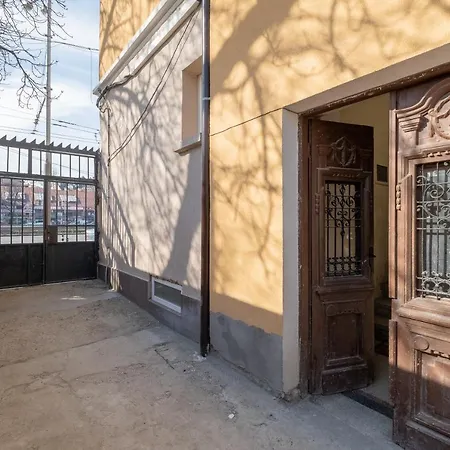 Fantastic - Two Bedroom, Two Bathroom Flat With Strategic Location Apartment *