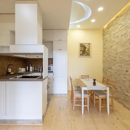 Apartment Fantastic - Two Bedroom, Two Bathroom Flat With Strategic Location