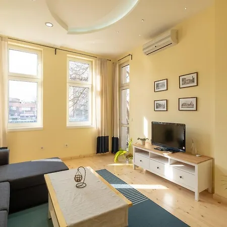 Fantastic - Two Bedroom, Two Bathroom Flat With Strategic Location