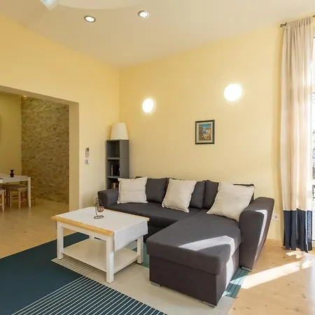 Fantastic - Two Bedroom, Two Bathroom Flat With Strategic Location *