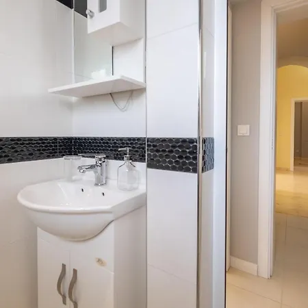 Fantastic - Two Bedroom, Two Bathroom Flat With Strategic Location *